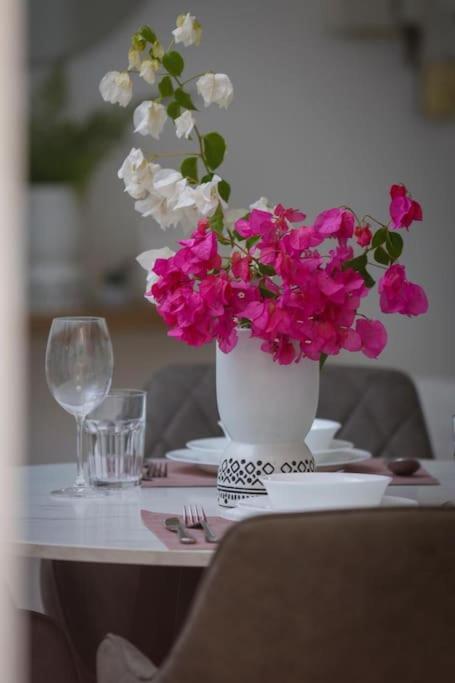 Pame Rentals - Cozy Glyfada Stay With Free Parking Atenas Exterior foto